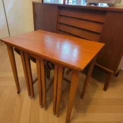 Table basse gigogne modulable avec 4 tabourets intégrés – Poul Hundeva