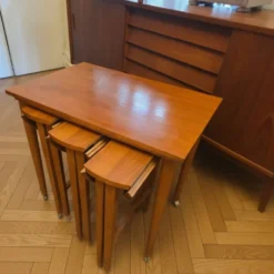 Table basse gigogne modulable avec 4 tabourets intégrés – Poul Hundeva