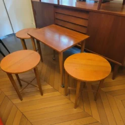 Table basse gigogne modulable avec 4 tabourets intégrés – Poul Hundeva