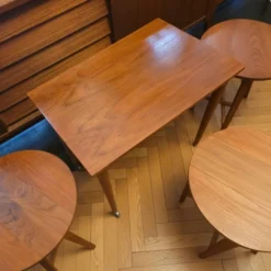 Table basse gigogne modulable avec 4 tabourets intégrés – Poul Hundeva