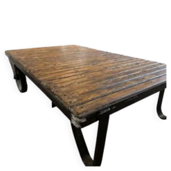 Table basse industrielle : chariot de mine, plateau bois patiné, carrières