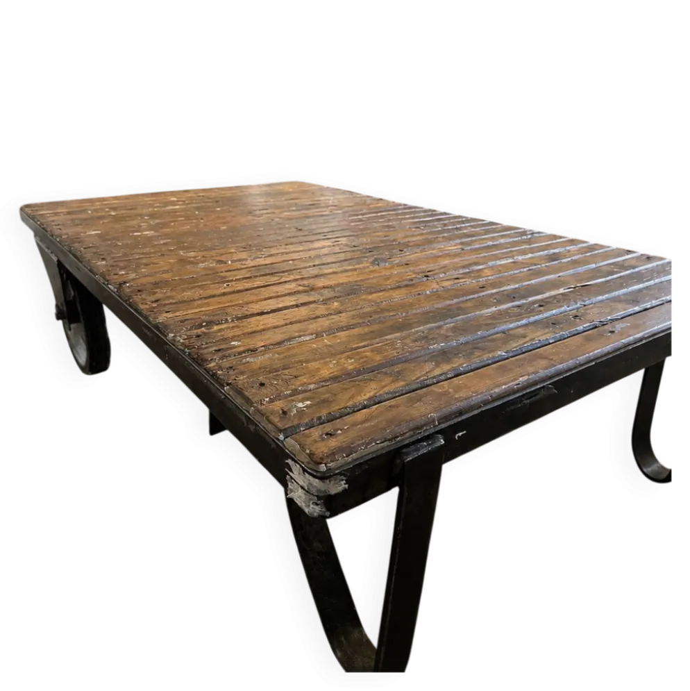 Table basse industrielle : chariot de mine, plateau bois patiné, carrières