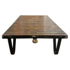 Table basse industrielle : chariot de mine, plateau bois patiné, carrières