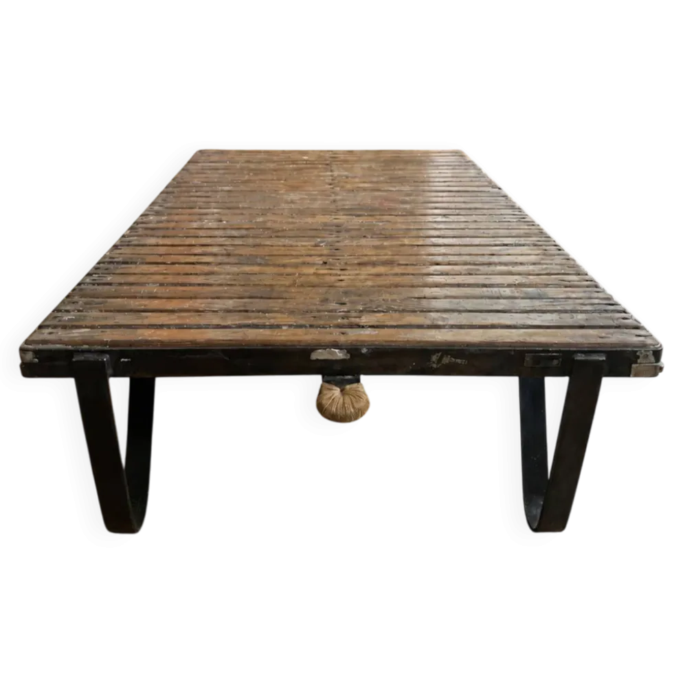 Table basse industrielle : chariot de mine, plateau bois patiné, carrières