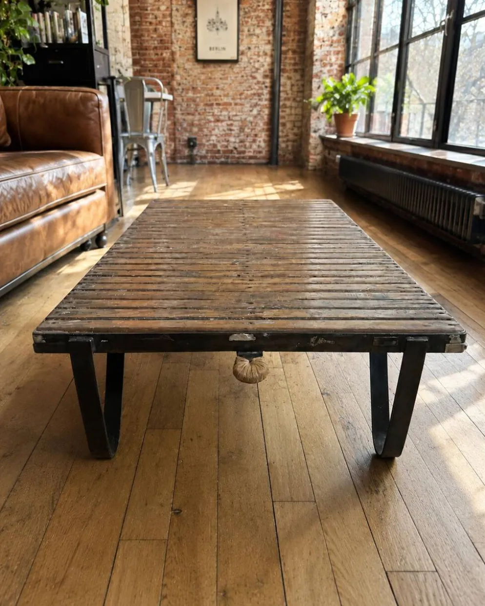 Table basse industrielle : chariot de mine, plateau bois patiné, carrières