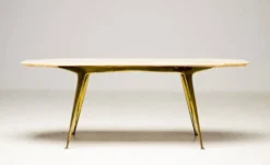 Table basse italienne élégante Carlo Di Carli avec base en laiton et plateau en marbre, 1950.