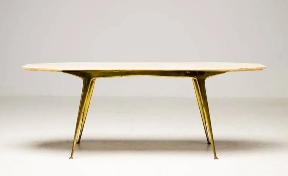 Table basse italienne élégante Carlo Di Carli avec base en laiton et plateau en marbre, 1950.