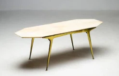 Table basse italienne élégante Carlo Di Carli avec base en laiton et plateau en marbre, 1950.