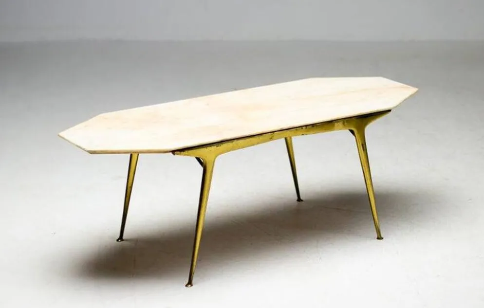 Table basse italienne élégante Carlo Di Carli avec base en laiton et plateau en marbre, 1950.