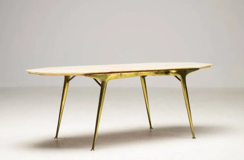 Table basse italienne élégante Carlo Di Carli avec base en laiton et plateau en marbre, 1950.
