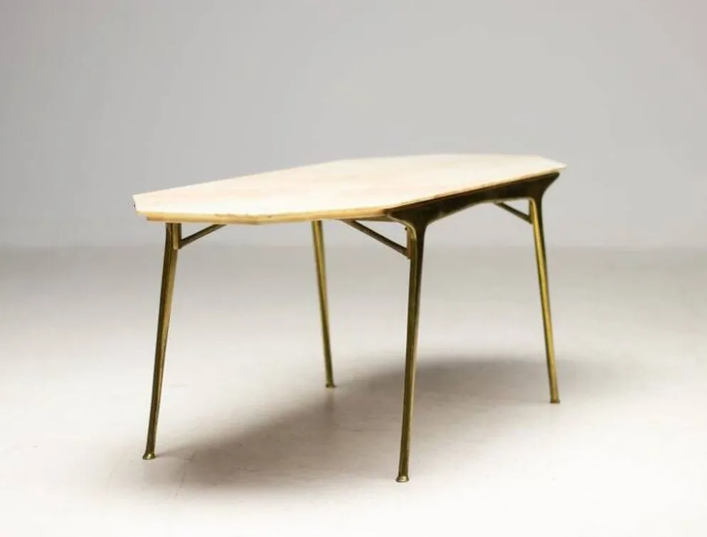 Table basse italienne élégante Carlo Di Carli avec base en laiton et plateau en marbre, 1950.