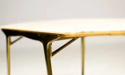 Table basse italienne élégante Carlo Di Carli avec base en laiton et plateau en marbre, 1950.