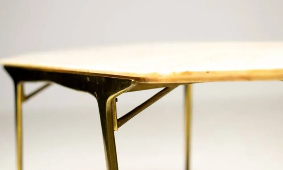 Table basse italienne élégante Carlo Di Carli avec base en laiton et plateau en marbre, 1950.