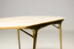 Table basse italienne élégante Carlo Di Carli avec base en laiton et plateau en marbre, 1950.
