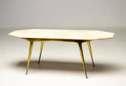 Table basse italienne élégante Carlo Di Carli avec base en laiton et plateau en marbre, 1950.