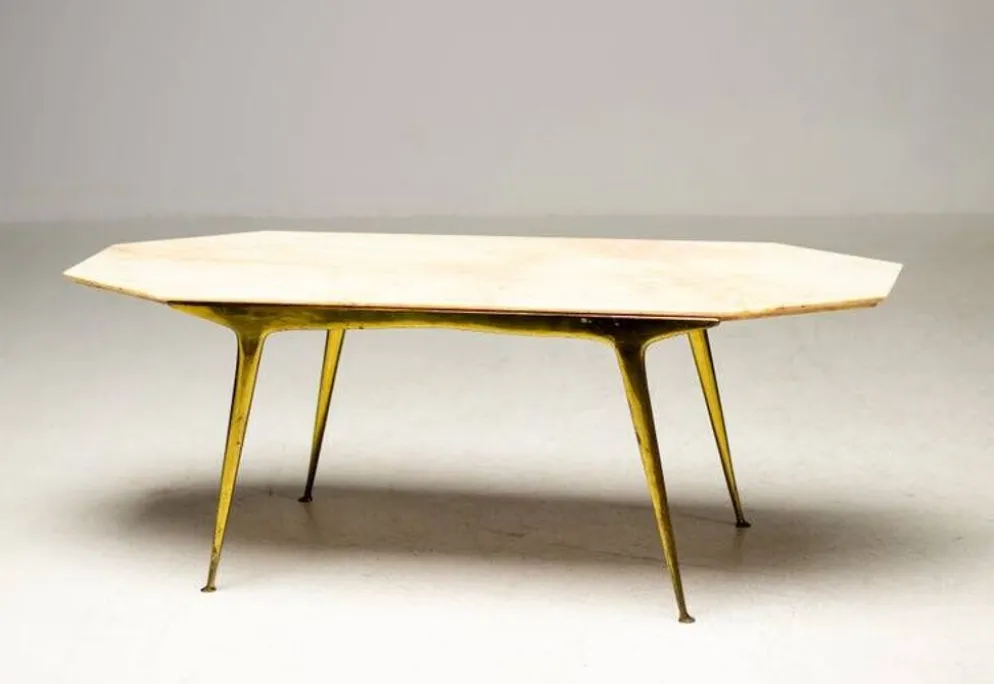 Table basse italienne élégante Carlo Di Carli avec base en laiton et plateau en marbre, 1950.