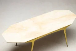 Table basse italienne élégante Carlo Di Carli avec base en laiton et plateau en marbre, 1950.