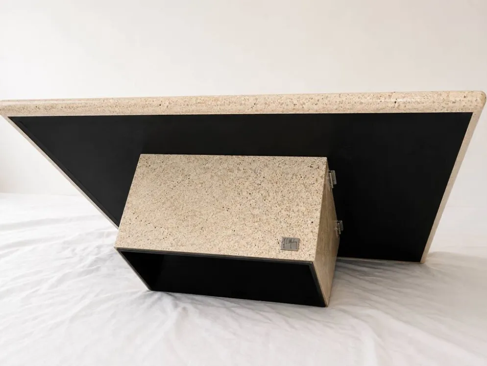 Table basse Jean Claude Mahey en résine mouchetée et bois, années 70
