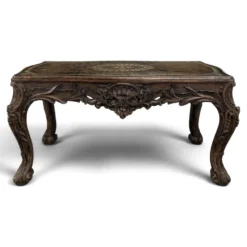 Table basse Louis XV en noyer sculpté à plateau de cuir doré