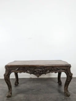 Table basse Louis XV en noyer sculpté à plateau de cuir doré