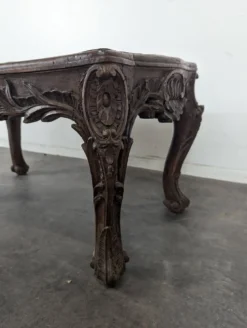 Table basse Louis XV en noyer sculpté à plateau de cuir doré