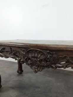 Table basse Louis XV en noyer sculpté à plateau de cuir doré