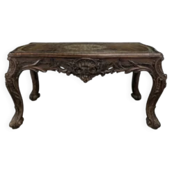Table basse Louis XV en noyer sculpté à plateau de cuir doré
