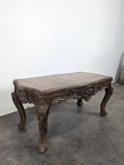 Table basse Louis XV en noyer sculpté à plateau de cuir doré