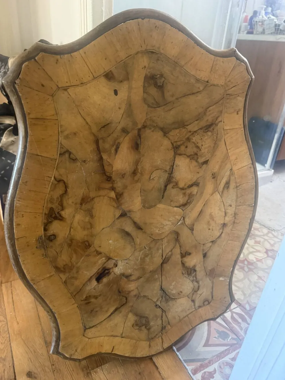 Table basse Louis XV en ronce de noyer