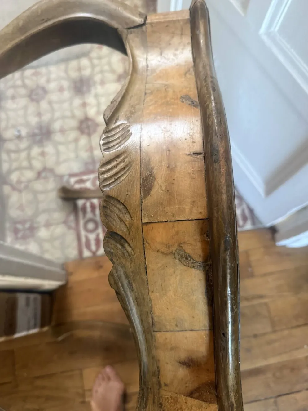 Table basse Louis XV en ronce de noyer