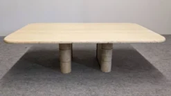 Table basse minimaliste en travertin, Italie vers 1970