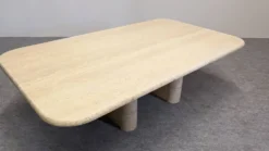 Table basse minimaliste en travertin, Italie vers 1970