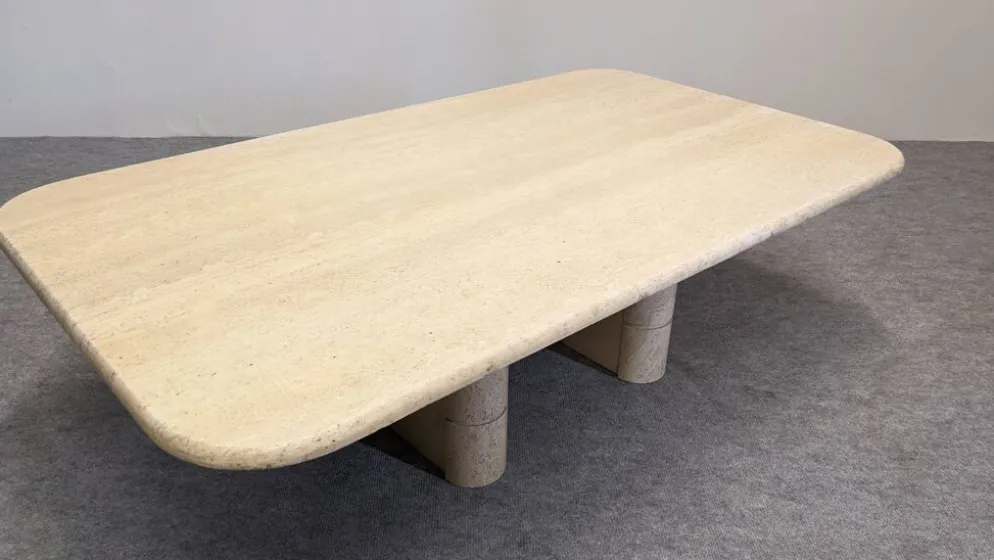 Table basse minimaliste en travertin, Italie vers 1970