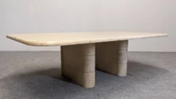 Table basse minimaliste en travertin, Italie vers 1970