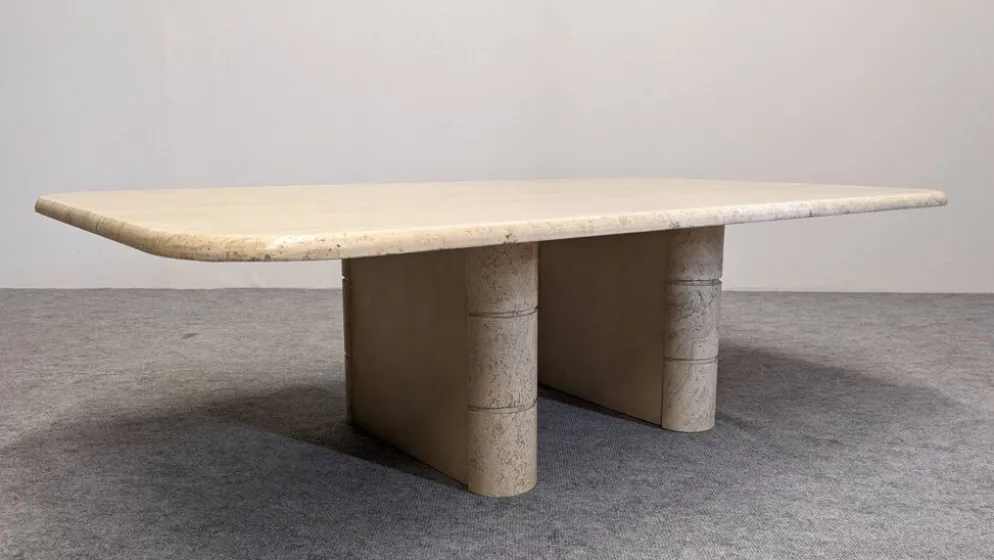 Table basse minimaliste en travertin, Italie vers 1970