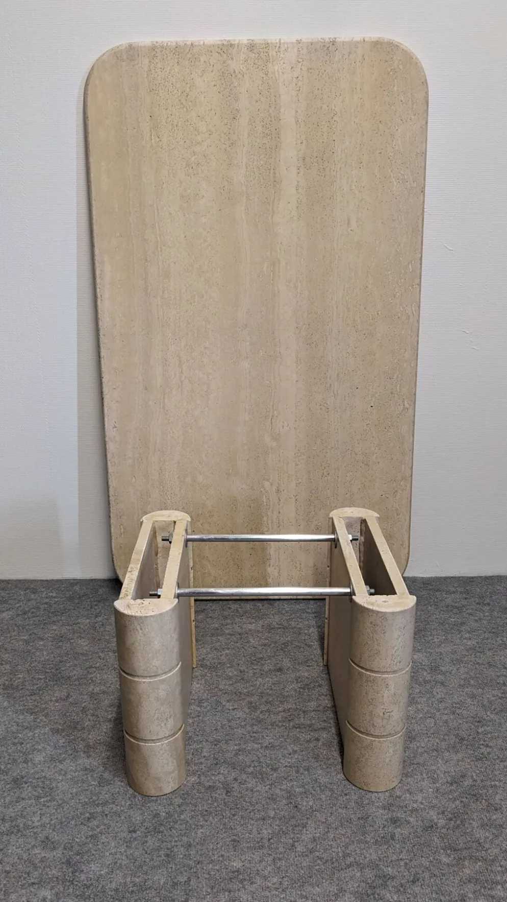 Table basse minimaliste en travertin, Italie vers 1970