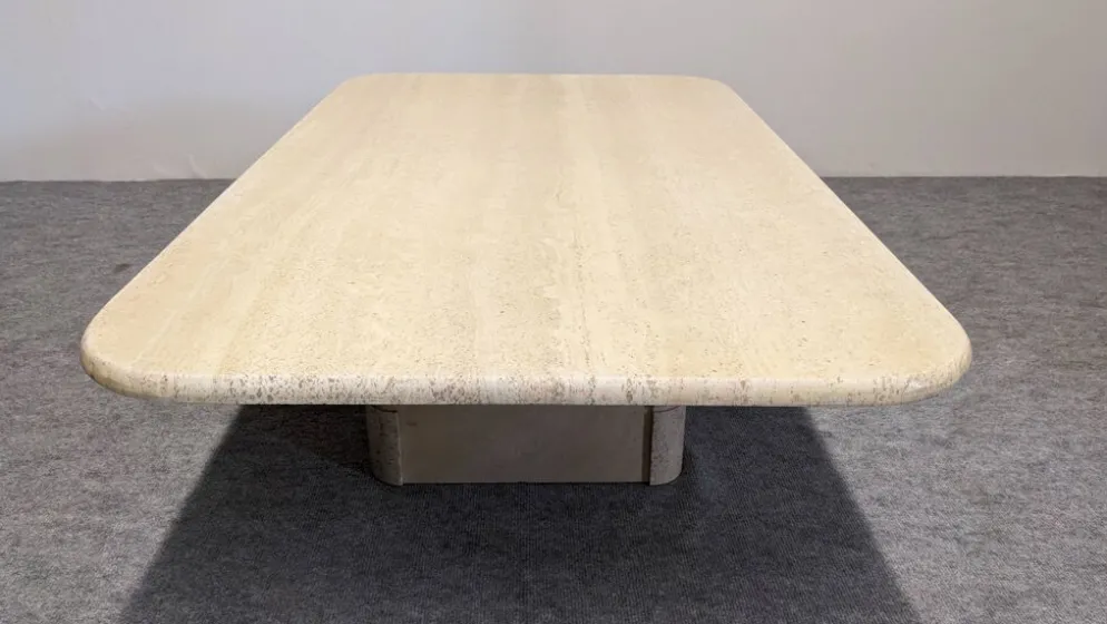Table basse minimaliste en travertin, Italie vers 1970