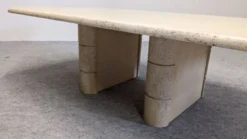 Table basse minimaliste en travertin, Italie vers 1970