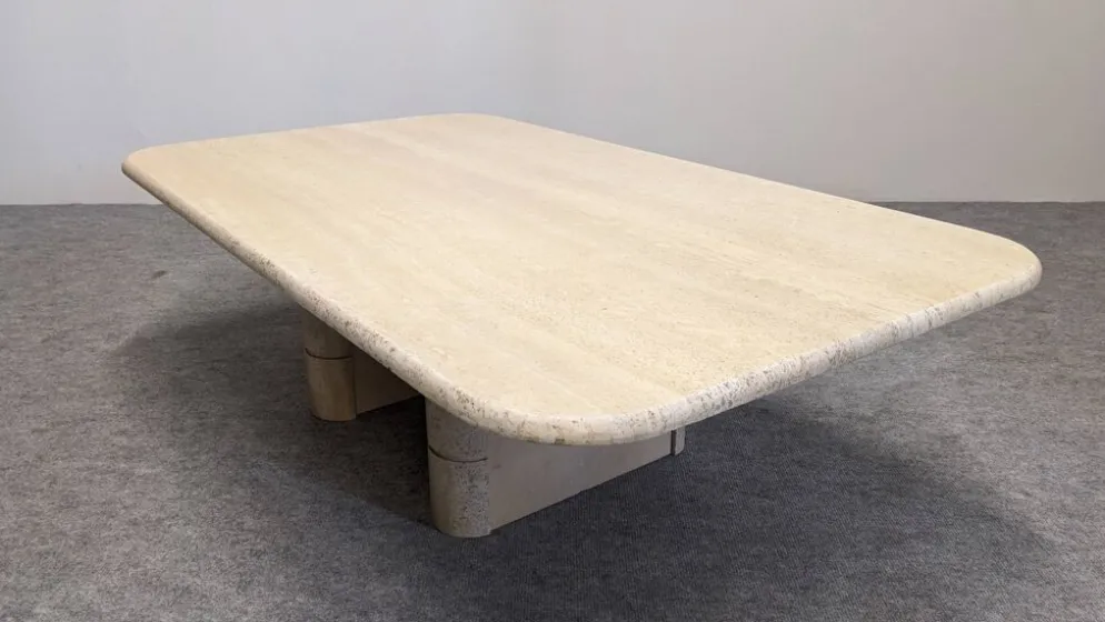 Table basse minimaliste en travertin, Italie vers 1970