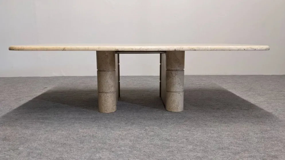 Table basse minimaliste en travertin, Italie vers 1970