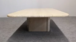 Table basse minimaliste en travertin, Italie vers 1970