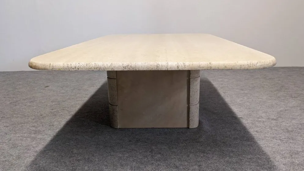 Table basse minimaliste en travertin, Italie vers 1970