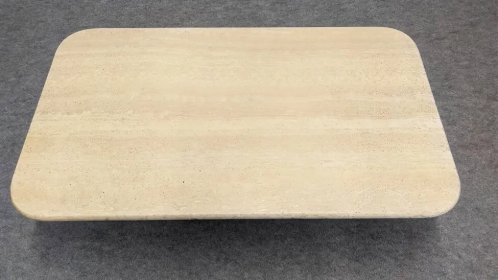 Table basse minimaliste en travertin, Italie vers 1970
