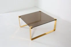 Table basse moderne du milieu du siècle avec base plaquée or et plateau en verre, années 1970.