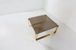 Table basse moderne du milieu du siècle avec base plaquée or et plateau en verre, années 1970.