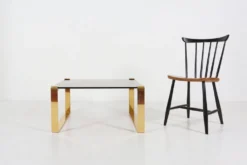 Table basse moderne du milieu du siècle avec base plaquée or et plateau en verre, années 1970.