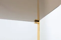 Table basse moderne du milieu du siècle avec base plaquée or et plateau en verre, années 1970.