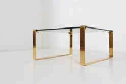 Table basse moderne du milieu du siècle avec base plaquée or et plateau en verre, années 1970.