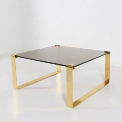 Table basse moderne du milieu du siècle avec base plaquée or et plateau en verre, années 1970.