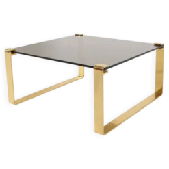 Table basse moderne du milieu du siècle avec base plaquée or et plateau en verre, années 1970.